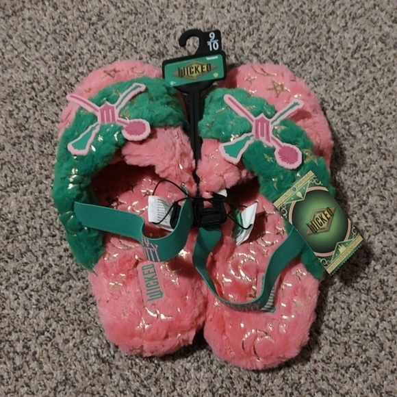 Universal Shoes - Wicked Plush Platform Women Slippers 9/10